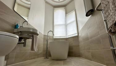 Beautiful Grade II listed apartment. - Photo 5