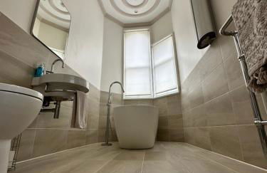 Beautiful Grade II listed apartment. - Photo 5