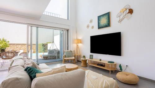 Stylish 3-Bedroom Villa Haven with a Private Pool - Photo 5