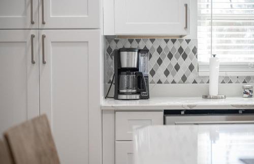 Wood Circle House - Dog Friendly with Fenced in Backyard - Foto 4