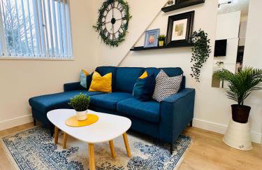 Luxury Self-Contained Studio Apartment near QE Hospital R1 - Photo 10