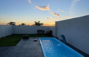 Casa com piscina e garagem privativa - Foto 4