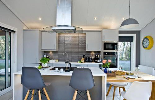 Nyland Lodge - Hot Tub - Fireplace - Free Parking & WiFi - Foto 8