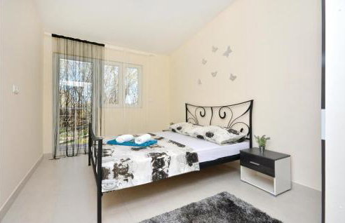 Four-Bedroom Holiday Home In Lecevica - Foto 3