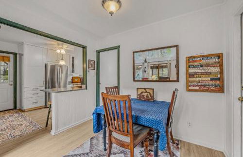 River Time Cabin - Riverfront, Hot Tub, Screen Porch, Fishing, Games, View, 3 King Beds - Photo 43