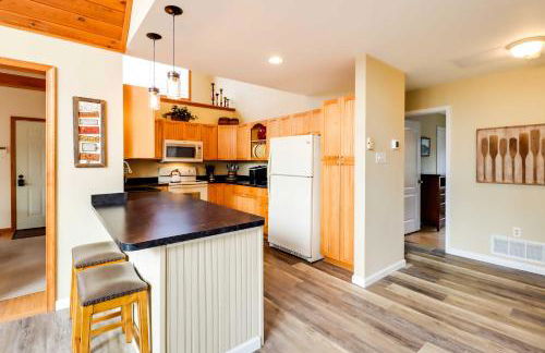 Lakefront Poconos Family Home with Pool Access - Foto 9