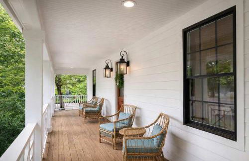 Speakeasy Family Retreat with Skyline Views - Foto 23