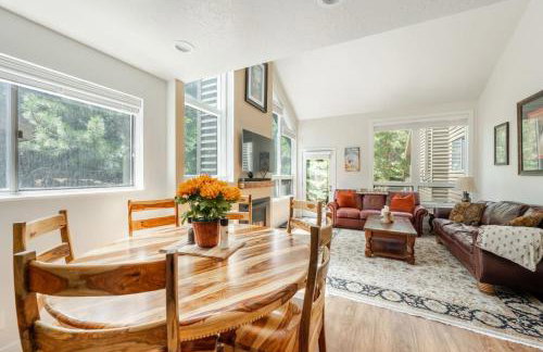 Bright and Cozy Getaway - Photo 3