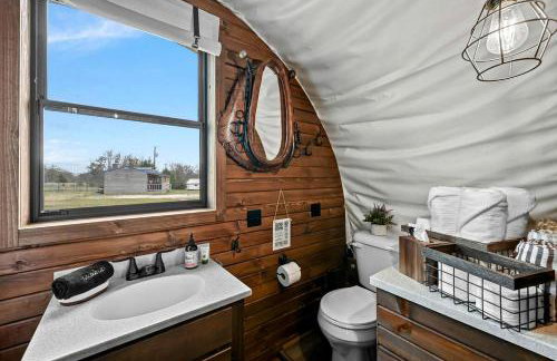 Texas Glamping near Murchison: Charming Wagon Rental Perfect for a Romantic Getaway - Foto 19