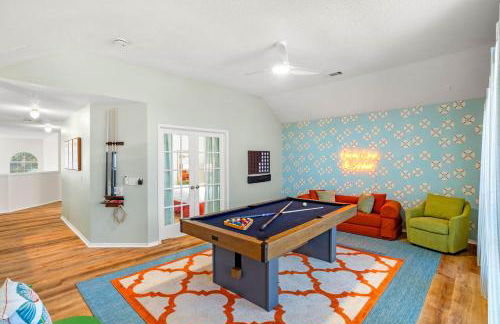 Resort Style Backyard Pool Pickleball Court - Foto 4