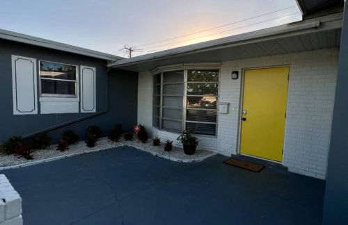 Royal Luxe Pool Home near Ft Laud airport and each - Photo 58