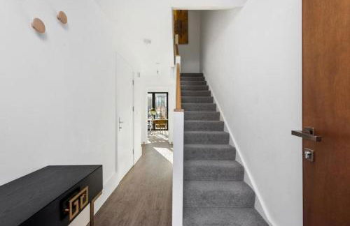 Amazing new built townhouse with garden in London - Photo 5