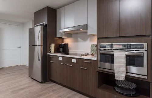 High Rise Retreat w City Skyline Views Shared Gym - Photo 20