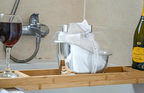 Stylish Apartment with Balcony, Free Parking, Fast Wifi and Smart TV with Sky and Netflix by Yoko Property - Foto 6