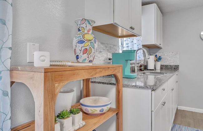 Serenity Retreat: Charming Home Near Attractions! 3 Bedroom Home by RedAwning - Foto 14