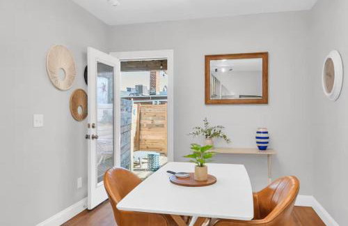 Jennifer's Chic Modern 1st Floor Apt Private Patio - Foto 14