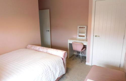 Beautiful 3 bedroom home with large garden 35 mins to Glasgow & Edinburgh - Photo 11