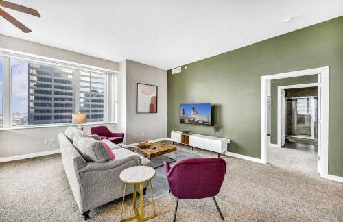 14th Floor Lux Downtown Condo w/ LAKE VIEWS & Gym - Photo 10