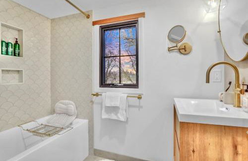 Peaceful Ranch Overlooking Mustangs with Full Kitchen & Fireplace - Foto 8