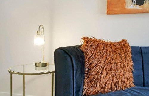 Elegant 2BR Apartment with In-Unit Laundry - Sheridan 102 - Photo 2