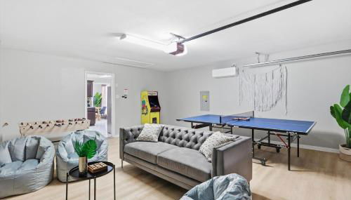 4-BD 2-BA with Backyard Pool Retreat + Game Room - Foto 3