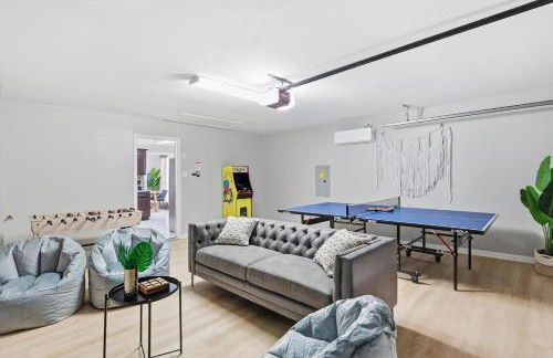 4-BD 2-BA with Backyard Pool Retreat + Game Room - Foto 3