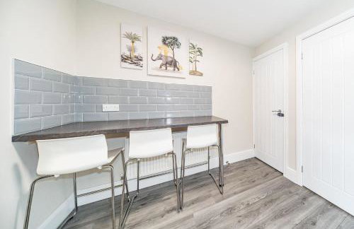 RYAN AIR I BNB - Huge 4 Bedroom House with Free Parking - Foto 6