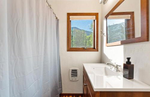 Lux Fly-Fishing Haven near Glacier Park - Hot Tub - Foto 20