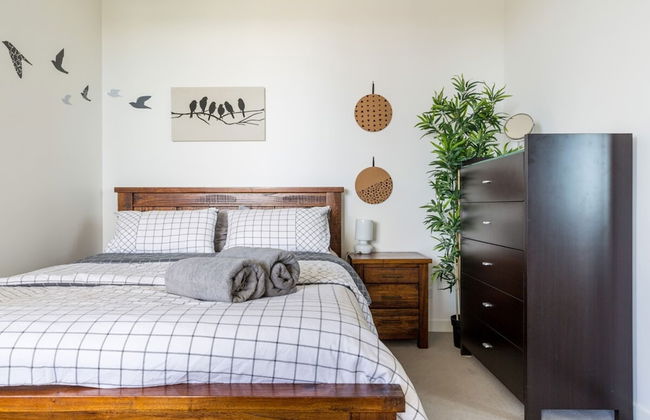 Modern 1 Bedroom in Tranquil Parklands - Photo 3