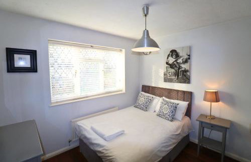 Binfield - Spacious Luxurious Four Bedroom House - Photo 15