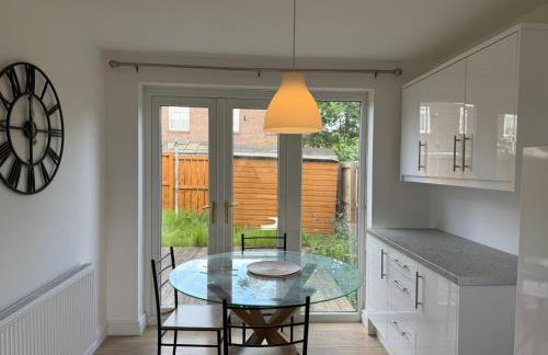 Contractors, Private Driveway for Multiple cars, Wifi, Long Stay - Photo 14