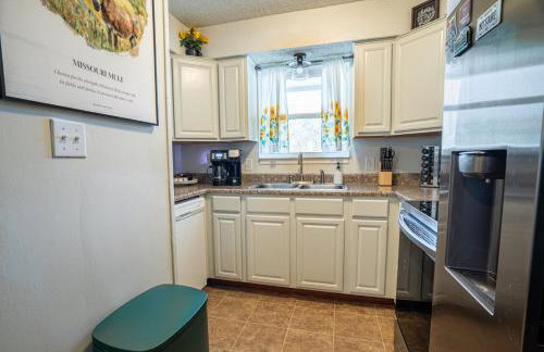 Main Retreat with King Bed in Master and has Garage - Photo 2