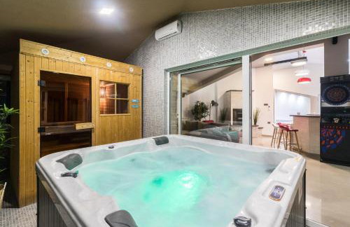 Superb villa Maxima with private pool, sauna, jacuzzi, playground for up to 18 persons, extra pool heating available - Foto 10