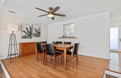 Walk to Beach Indoor-Outdoor Living w Pool - Photo 17