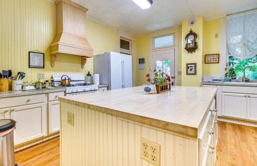 Creekfront Yellville Manor with Parlors and Fire Pit! - Foto 3