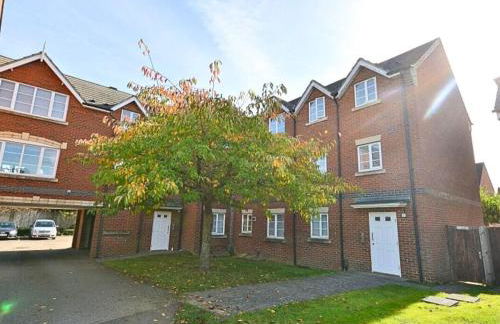 Clover Apartment - Sleeps 5 - Free Parking, Self-Check-In, Fast Wifi and Sky TV by Yoko Property - Photo 11