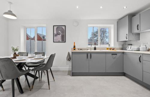 NEW! Spacious 3 BR Detached Home! Hosted by Oakstone stays! Driveway parking, Fast Wifi, A5 with great Midlands transport links - Foto 4