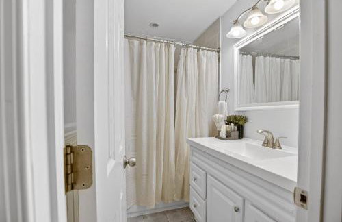 Stylish Hot Tub Retreat with Ping Pong home - Foto 18