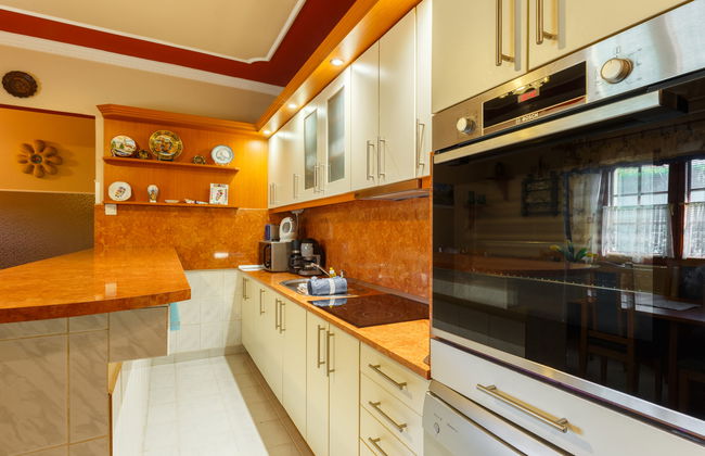 5 bedroom House in Siófok with private pool and garden - Photo 11