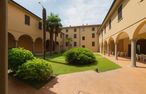 PARATICO - Lakefront Apartment with Pool Access & Free Parking - Foto 12