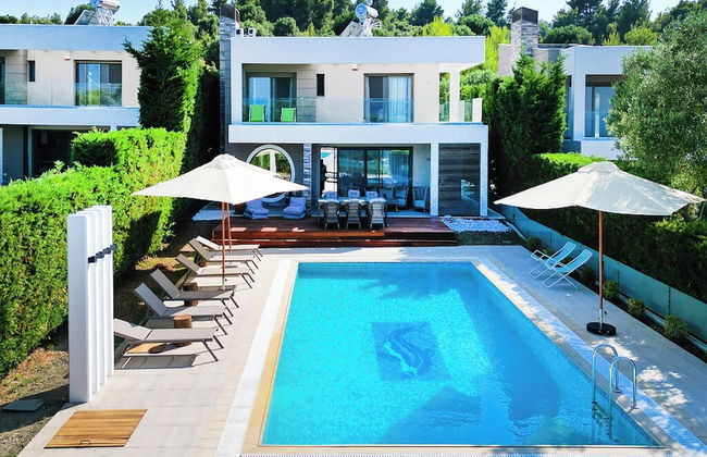 Luxurious 4-bedroom Villa With Private Pool in Kassandra, Halkidiki - Photo 1