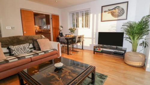 A Stone's Throw - Photo 5