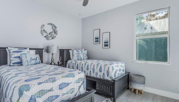 Two, Yes, Two Brand New Homes, Side By Side, Creating The Palace To Fit The Entire Crew. 8 Bedroom Home by RedAwning - Foto 4, Habitación