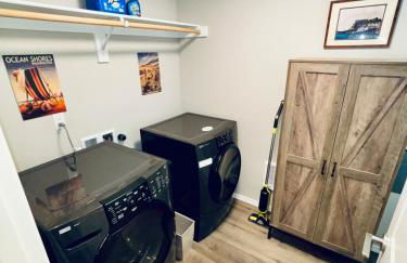 Colorful Comfort 3 Bedroom Home with Fenced yard - Foto 35