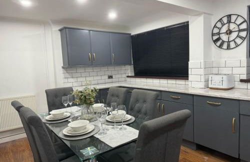 Stylish & Cosy Home in Bridgend with free parking - Photo 29