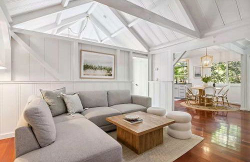 Modern Organic Home with Backyard Creek near State Park - Foto 6