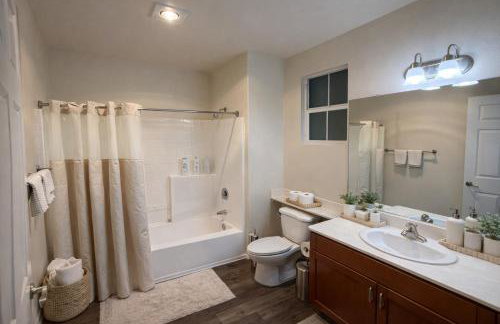 Modern 1 & 2 Bedroom Apartments Near Venice & MDR with Pool Gym & Cinema - Foto 22