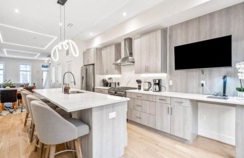 Sleeps 12 Downtown Entire home with rooftop - Foto 37