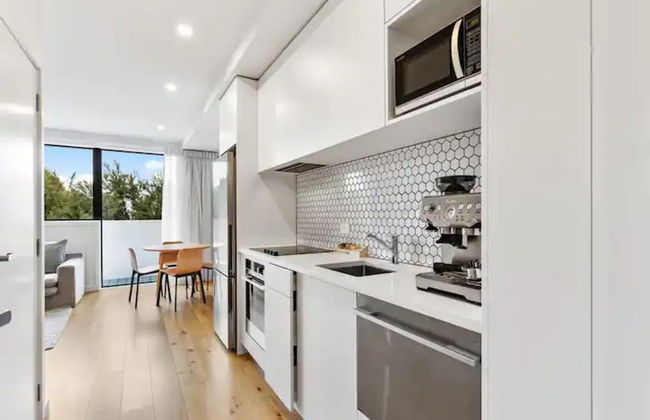 Convenient Modern 2-Bedroom Unit With Free Parking - Photo 5