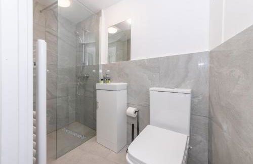 Charming Modern Home in Central Wokingham - Pass the Keys - Foto 33